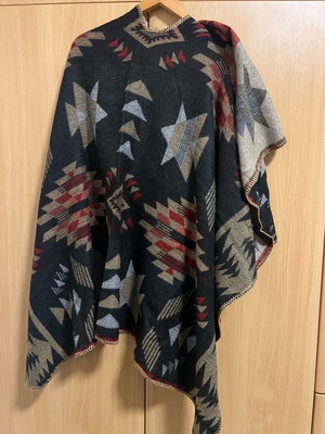 Poncho εμπριμέ σαν καινούργιο, μέγεθος M, μαύρο και κόκκινο