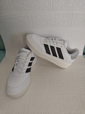 Adidas Courtblock Bold women's sneaker, white and black