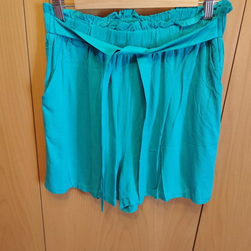 White Kipour blouse and green viscose shorts set, like new