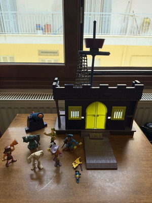 Scooby Doo Pirate Fort playset used with 6 action figures and accessories