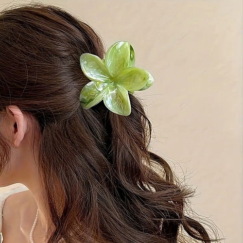 Hair clip new with plastic flowers in three colors