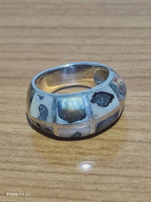 Silver ring 925 like new with geometric pattern and shell stones