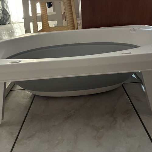 Baby bath tub like new, foldable and low
