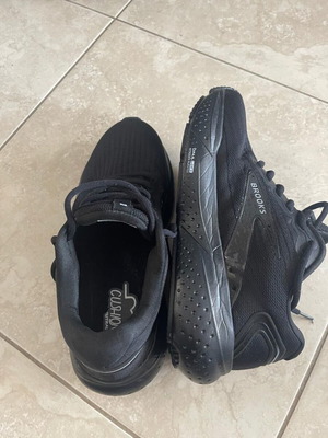 Brooks Glycerin 21 athletic shoes size 43 like new, black
