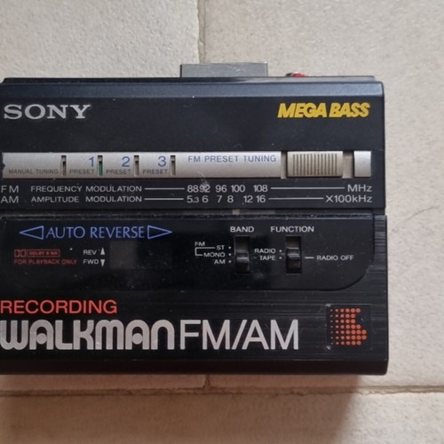 Sony Walkman 1990 with Mega Bass and FM/AM Radio like new