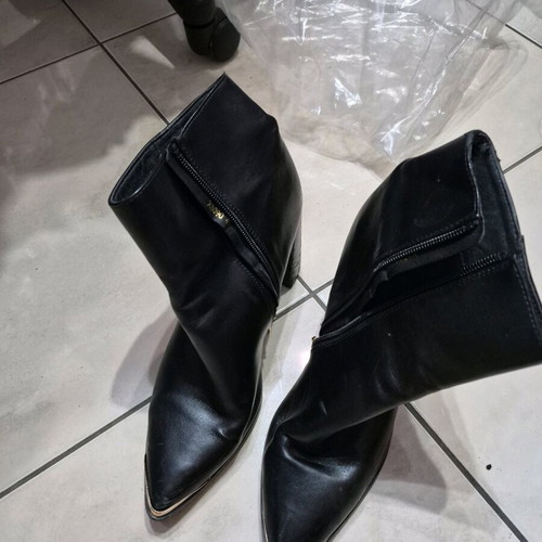 Black boots used size 40 with wear