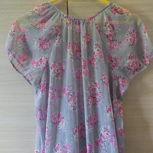 Gray transparent blouse tunic with pink, lilac and white flowers size XL like new