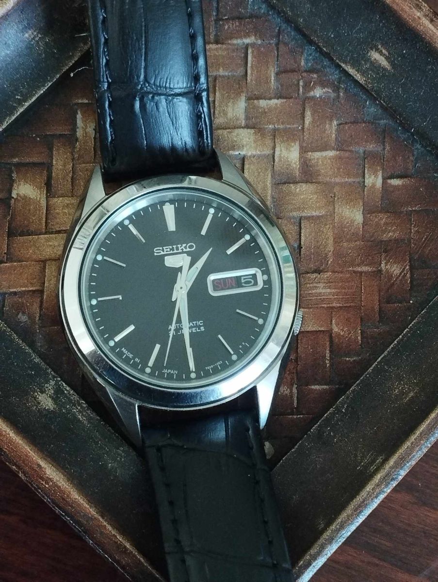 Seiko 5 discount black leather strap