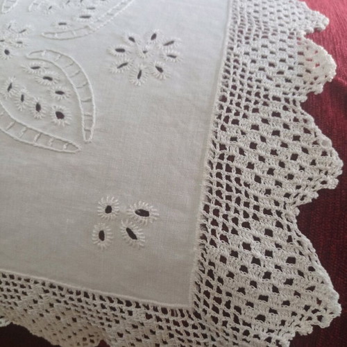 Tablecloth with cutwork hand motifs joined by lace new 1.40x1.40