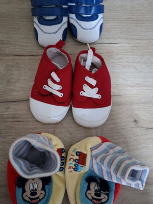 Baby shoes like new, set of 3 pairs up to one year