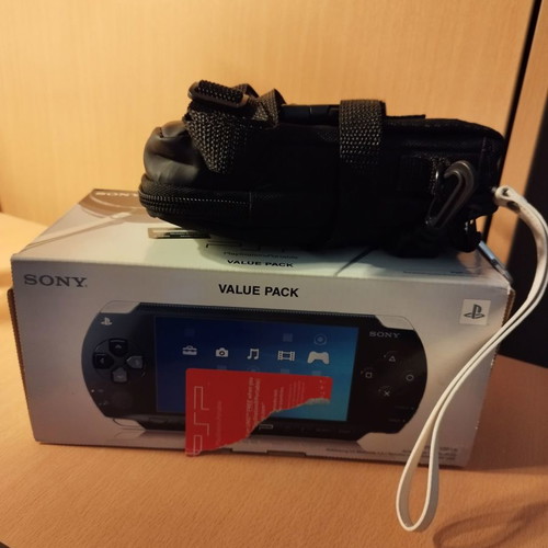 PlayStation Portable (PSP) 1004k Value Pack used with 3 games and manual