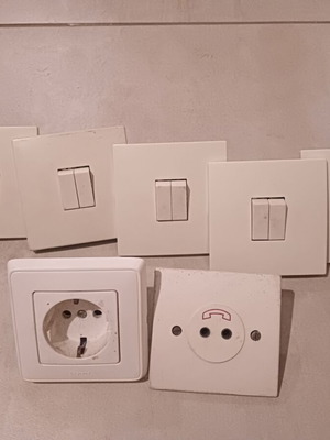 Ηλεκτρολογικό υλικό πρίζες και διακόπτες μεταχειρισμένοι