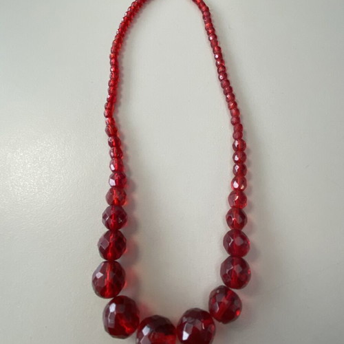Collectible necklace with red beads 21 cm like new