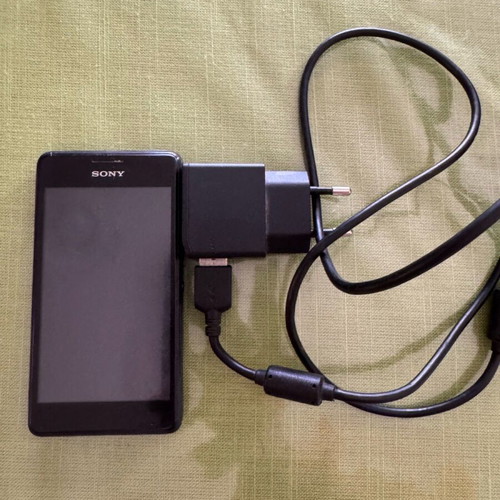 Sony Xperia E1 4GB black used, for parts with charger