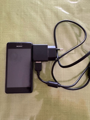 Sony Xperia E1 4GB black used, for parts with charger