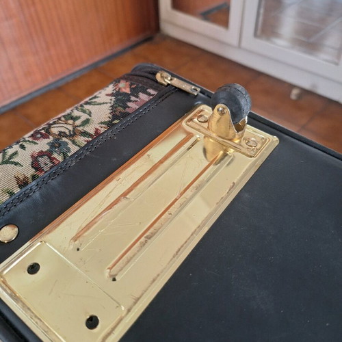 American Tourister vintage suitcase like new, multicolor
