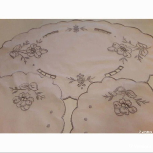 Set of three embroidered ecru table linens like new