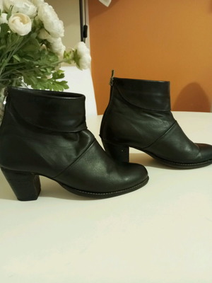 Black ankle boots like new, size 40