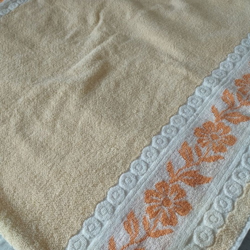 Towel set 3 pieces, like new, cream with floral embroidery