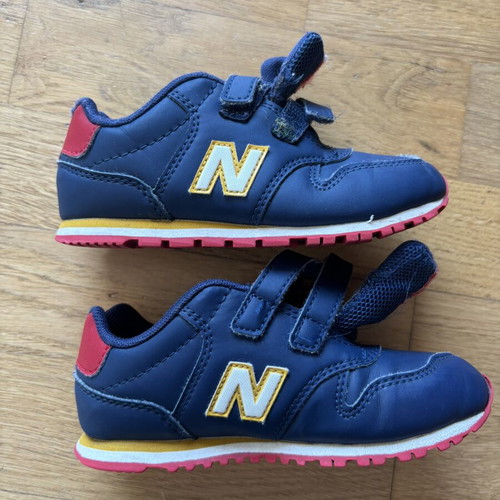 Παιδικά παπούτσια New Balance νούμερο 27,5 σαν καινούργια με μικρή αποκόλληση μπροστά