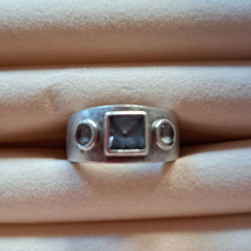 Silver ring with blue stones like new