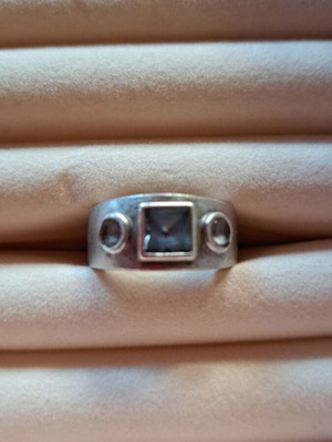 Ασημένιο δαχτυλίδι με γαλάζιες πέτρες σαν καινούργιο