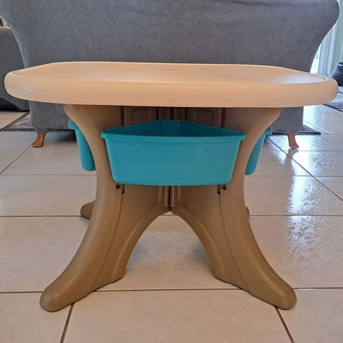 Children's table like new, sturdy plastic, assembly required