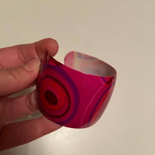 Bracelet used with vivid color and metal material