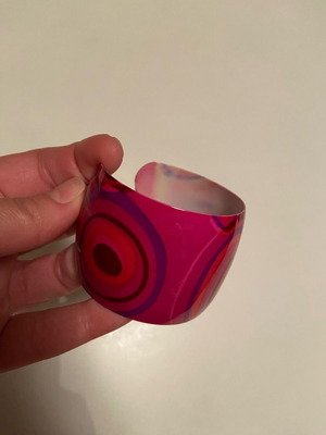 Bracelet used with vivid color and metal material