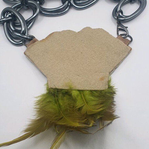 Necklace like new with feathers and green details