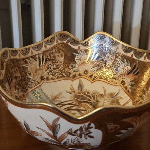 Chinese porcelain bowl like new with gilded details and lotus design