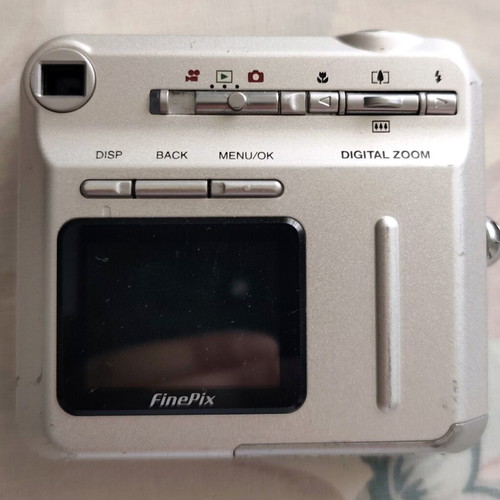 FujiFilm F402 camera used, includes battery and 64MB card