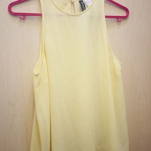 Yellow T-shirt like new, very cool and airy