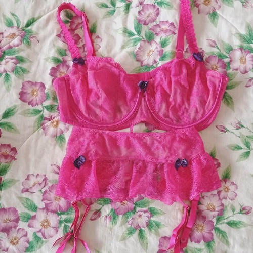 Victoria's Secret set XL fuchsia with full coverage bra 38D and garters