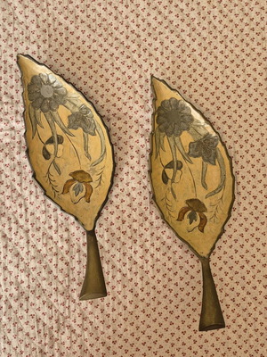 Decorative brass plates used leaf-shaped with carved flowers, set of 2