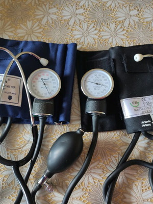 Mechanical blood pressure monitors used, set of 2 with Bosch and Dearon gauges