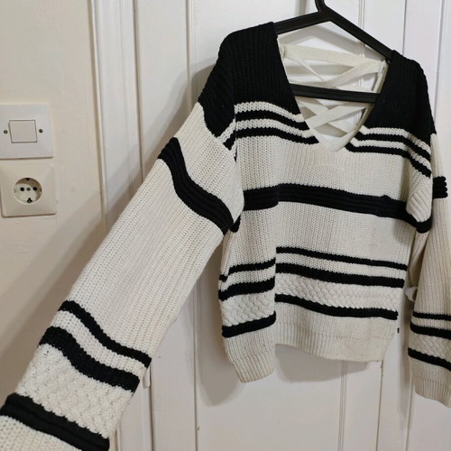 Knitted crop pullover used with unique back size M