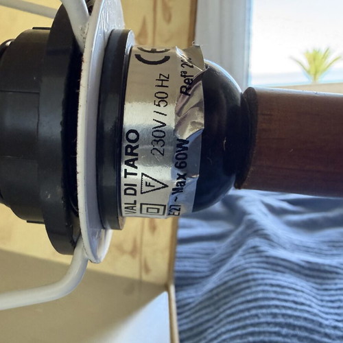 Set of two table lamps like new, wooden base and stem
