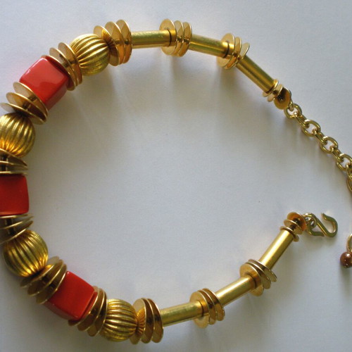 Women's necklaces used, various designs and materials