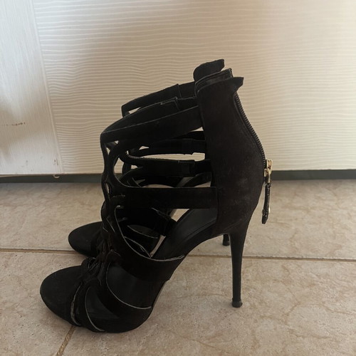 High Heels size 38 like new, black, stylish and comfortable