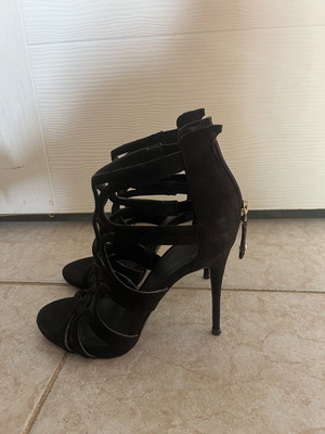 High Heels size 38 like new, black, stylish and comfortable