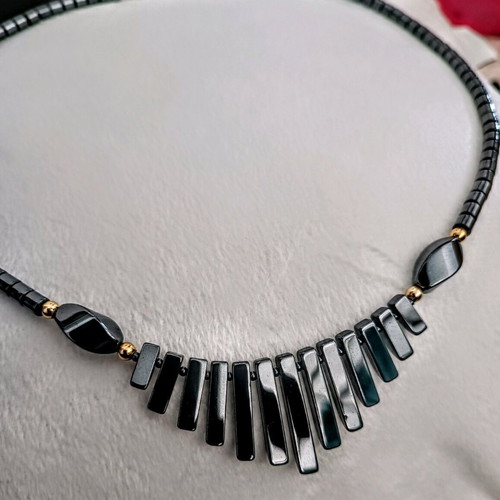 Vintage women's necklace with hematite and natural stone like new