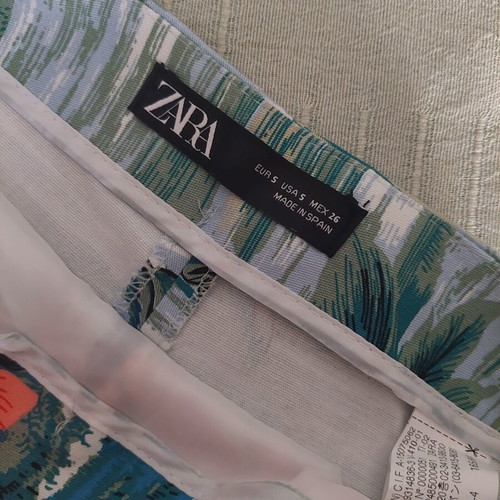 Zara tropical print shorts like new with side pockets and discreet zipper