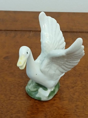 Porcelain duck figurine like new, height 8 cm