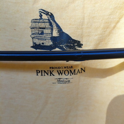 Pink Woman t-shirts medium 4 plus 1 gift like new, white embroidery