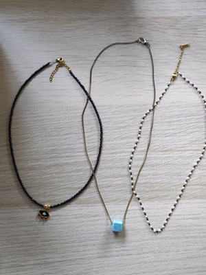 Necklace set like new, three unused pieces