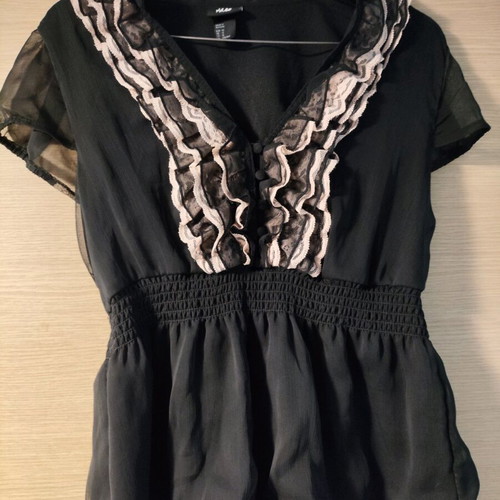 H&M black top like new with dusty pink lace