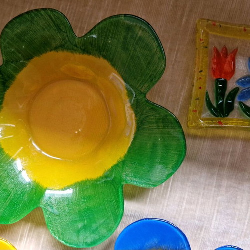 Glass colored plates and glasses like new with flower design