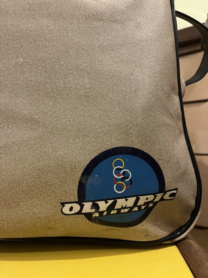 Τσάντα Olympic Airlines μεταχειρισμένη, σε πολύ κακή κατάσταση