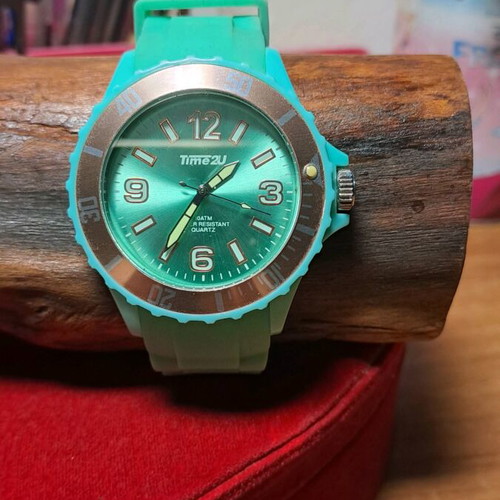 Women's watch like new with protective film, battery needed